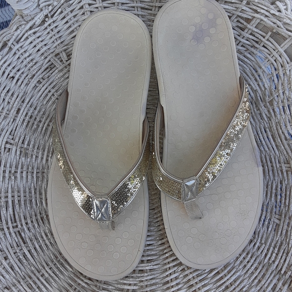 vionic sequin sandals